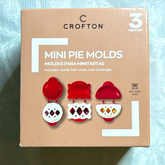 CROFTON•
MINI PIE MOLDS in Red Round, Half Circle & Rectangle ( 3 Piece Set ) - Picture 1 of 10